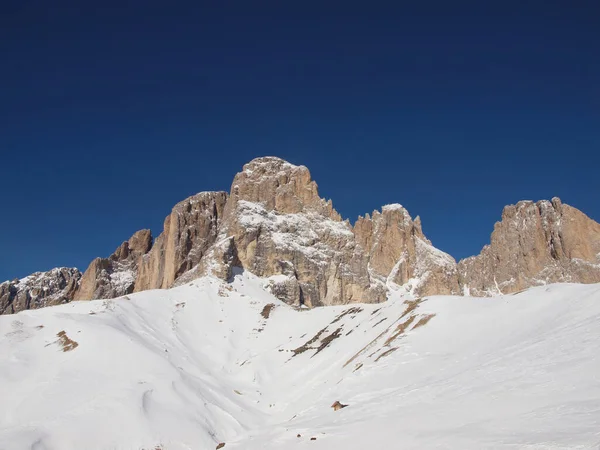 Rochers éclairés par le soleil levant contre un ciel bleu sans nuages . — Photo