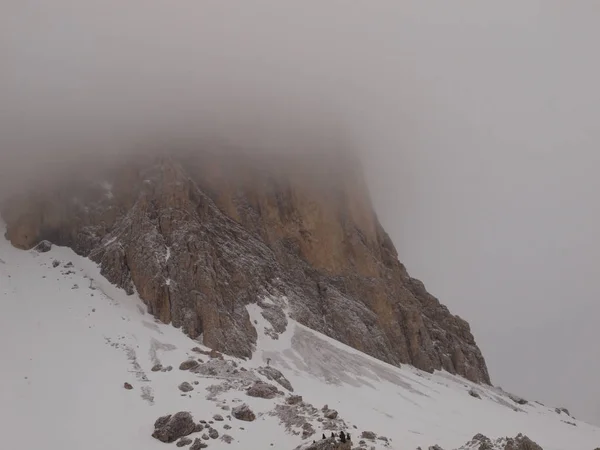 Nebbia in montagna. La nebbia mattutina copre le rocce dell'Italia Foto Stock