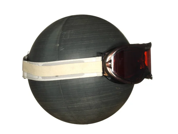 Γυαλιά σκι σε μια μαύρη πλαστική μπάλα που απομονώνονται σε ένα λευκό backgrou — Φωτογραφία Αρχείου