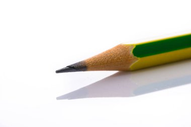 Üzerine beyaz akrilik kalem