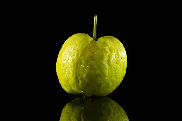 Guava su acrilico nero — Foto Stock