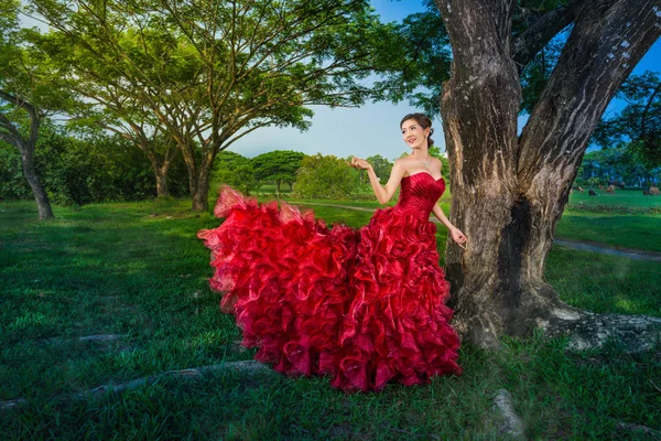 Rotes Abendkleid Mode — Stockfoto