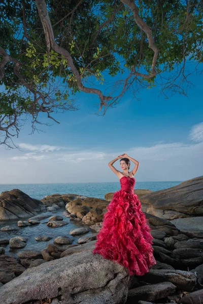 Rotes Abendkleid Mode — Stockfoto