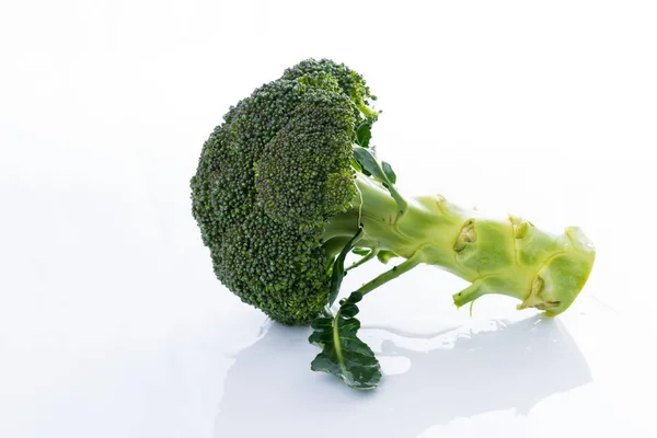 Cerrar brócoli en blanco —  Fotos de Stock