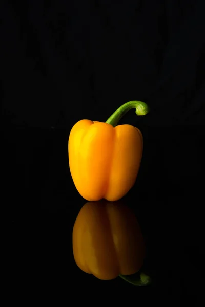 Chiudi Sweet Pepper su nero — Foto Stock