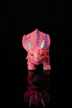 Dinozor oyuncak izole üzerinde siyah