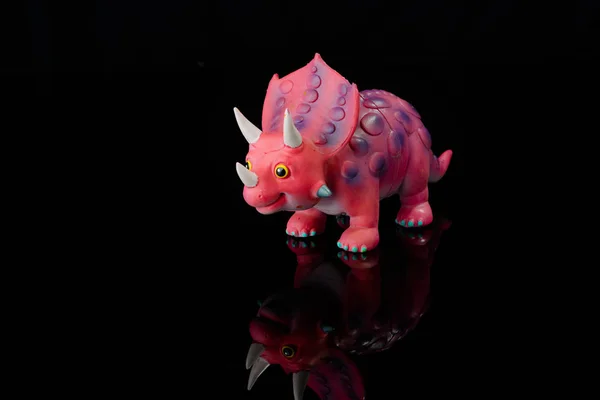 Динозавр іграшка ізольовані на чорному — стокове фото