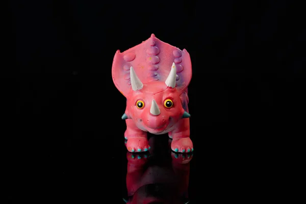 Brinquedo de dinossauro isolado em preto — Fotografia de Stock