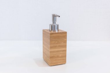Ahşap banyo aksesuarları için şampuan veya duş kremi