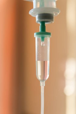 Hastanede serum fizyolojik intravenöz damla