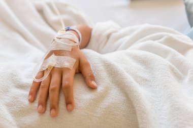 Çocuk taraftan tuzlu intravenöz damla