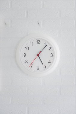 Beyaz modern analog saat