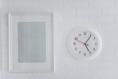 Beyaz modern resim çerçeve ve analog saat