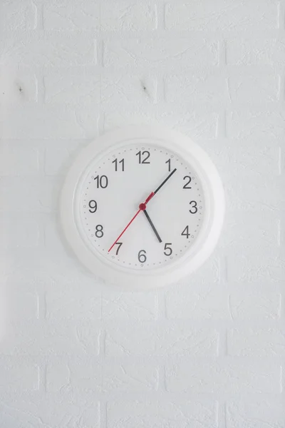 Biały nowoczesny zegar analogowy — Zdjęcie stockowe