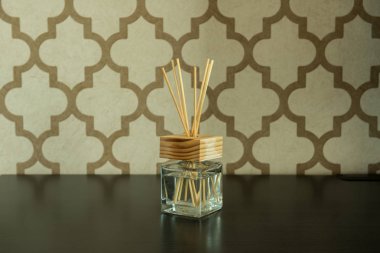 Aroma cam şişe ve parfüm desen duvar arka plan üzerinde sopa