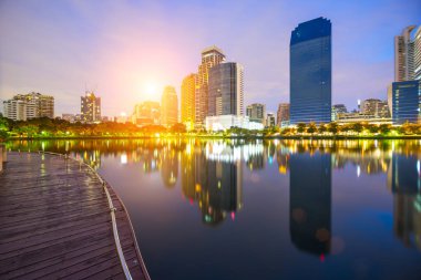 Bangkok şehir kasaba ve su parkı gündoğumu gökyüzü
