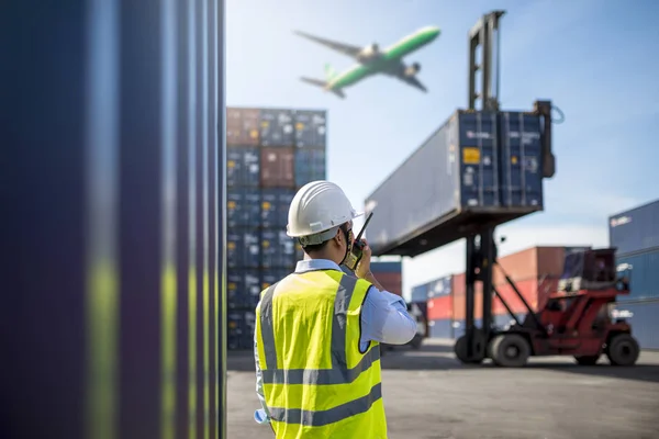 Foreman controle de carga Recipientes caixa — Fotografia de Stock