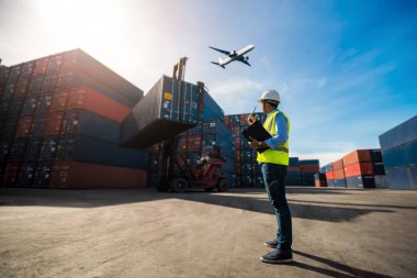 Foreman'ın denetim kapsayıcılarını kutusu için kamyon yükleme