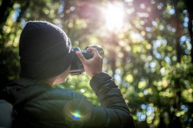 Fotoğrafçı yakından ormandaki bir fotoğraf çekimi