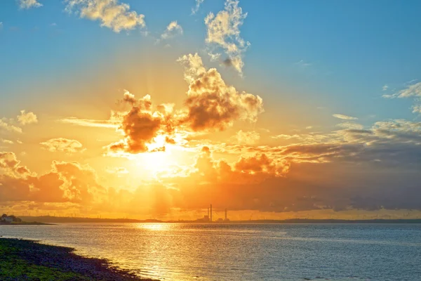 Magnifique coucher de soleil orange sur une centrale électrique — Photo