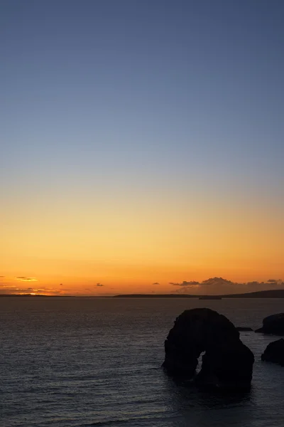 Magnifique coucher de soleil descendant sur la roche vierge — Photo