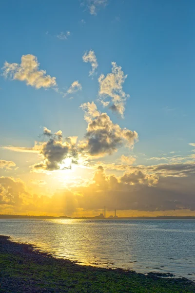 Magnifique coucher de soleil sur une centrale électrique — Photo