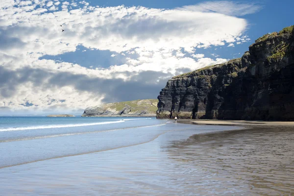 Τουρίστες στην παραλία ballybunion και βράχια — Φωτογραφία Αρχείου