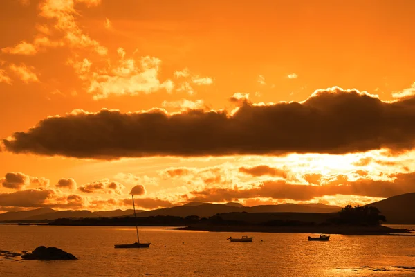 tekneler ile ada kenmare yakın sakin bir koyda