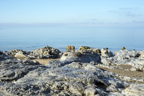 Sakin gün beyaz kayalar üzerine — Stok fotoğraf