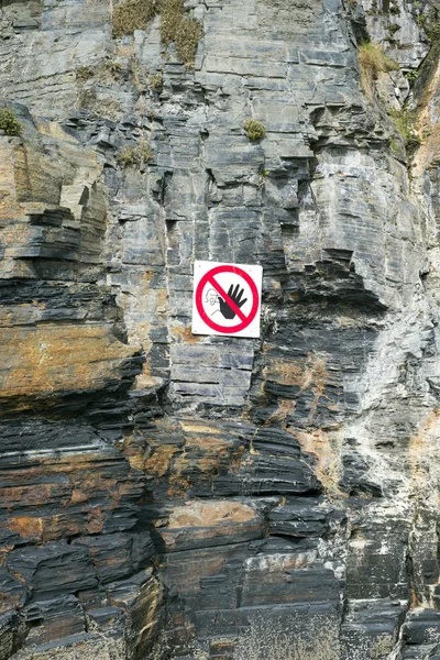 Klippe vor Gefahrenwarnschild — Stockfoto