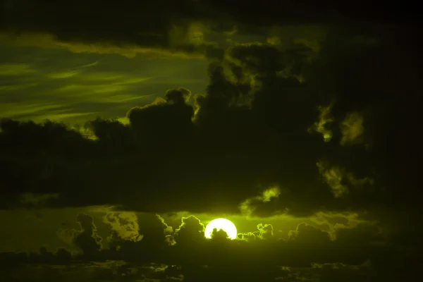Tmavá náladový oliv západu slunce obloha — Stock fotografie