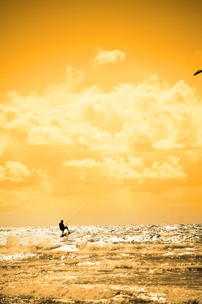 Ondas de salto de kite surfista extremo Imagem De Stock