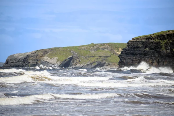 Hautes vagues et falaises sur la voie atlantique sauvage — Photo