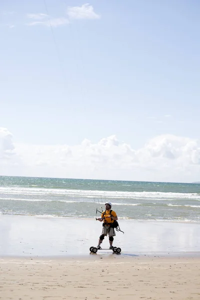 Kite boarder na areia bonita — Fotografia de Stock