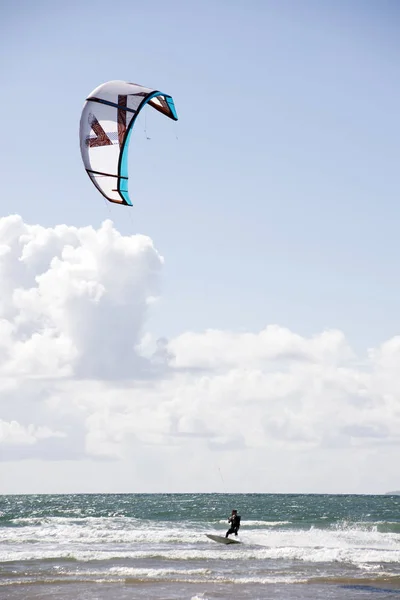 Kite surfista rápido en hermosas olas — Foto de Stock