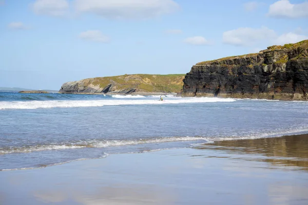 Kayaker quebrando ondas em ballybunion — Fotografia de Stock