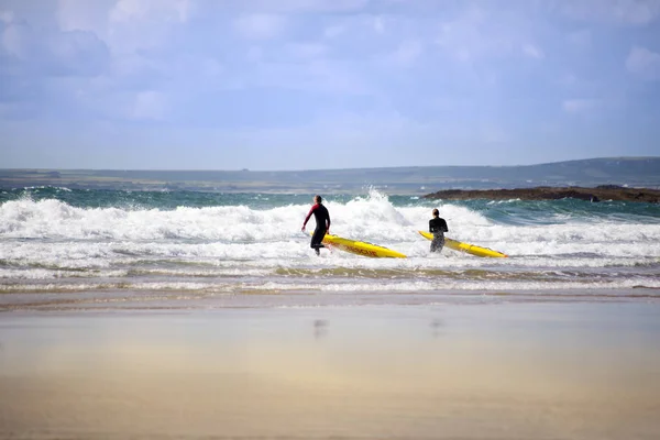 Рятувальників навчання в Surf — стокове фото