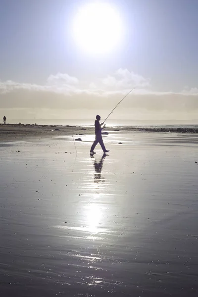 孤独的渔夫在阳光明媚的克里海滩钓鱼 — 图库照片