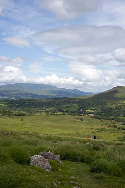 Kenmare, county Kerry, Ireland, 10th February 2015 - mountain view with hikers — Stock Photo, Image