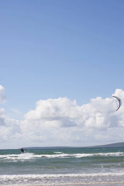 Ekstremalne kite surfer na fale — Zdjęcie stockowe