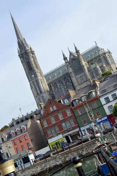 St colman 's kathedrale über cobh town und bay — Stockfoto