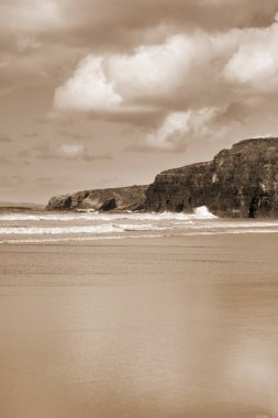 güzel yumuşak dalgalar üzerinde yüksek kayalıklarla kırma