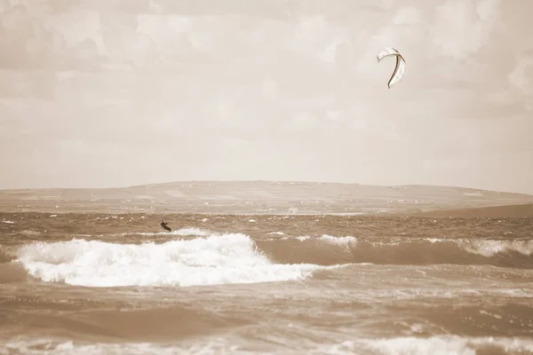 Sepia kite surfer op mooie golven — Stockfoto