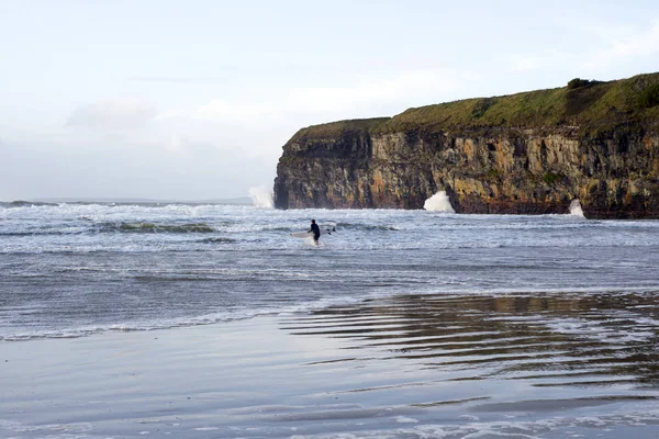 Surfista único surfando as ondas de inverno — Fotografia de Stock