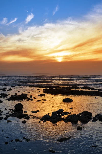 Zachte reflecties op rotsachtige strand — Stockfoto