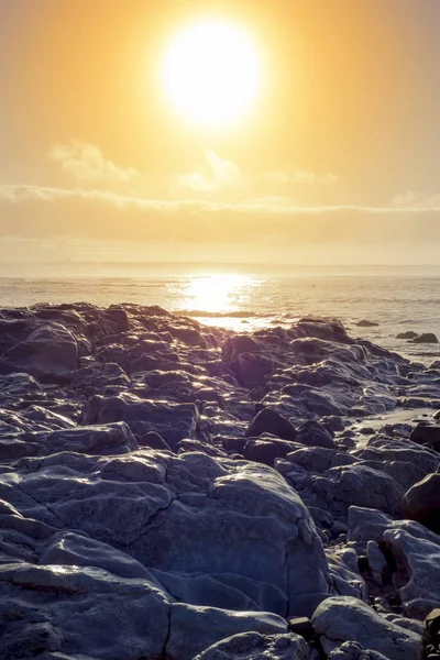 在夕阳的岩石软波 — 图库照片