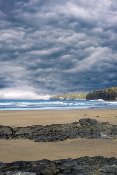 Storm clouds with beach waves — Stock Photo, Image