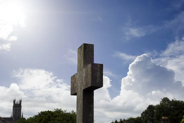 Raios de sol sobre a cruz no antigo cemitério — Fotografia de Stock