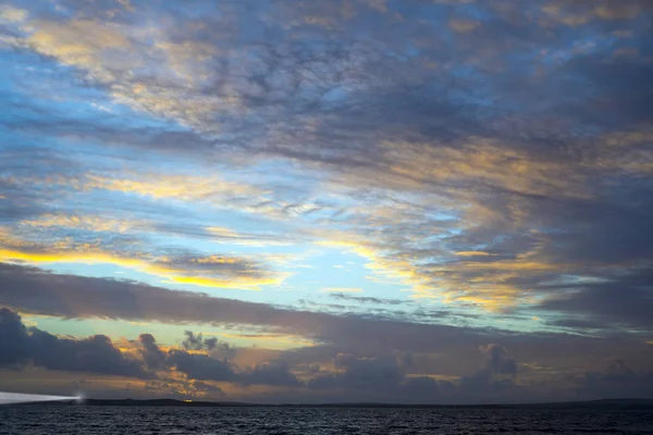 Закат и спокойные волны на пляже Бил — стоковое фото