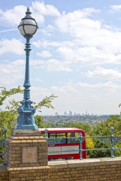 Lampadaire antique et bus london rouge — Photo